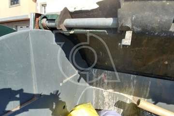 El destrozo de la tapa de un contenedor causa malos olores e insectos en Las Huesas (Foto TA)